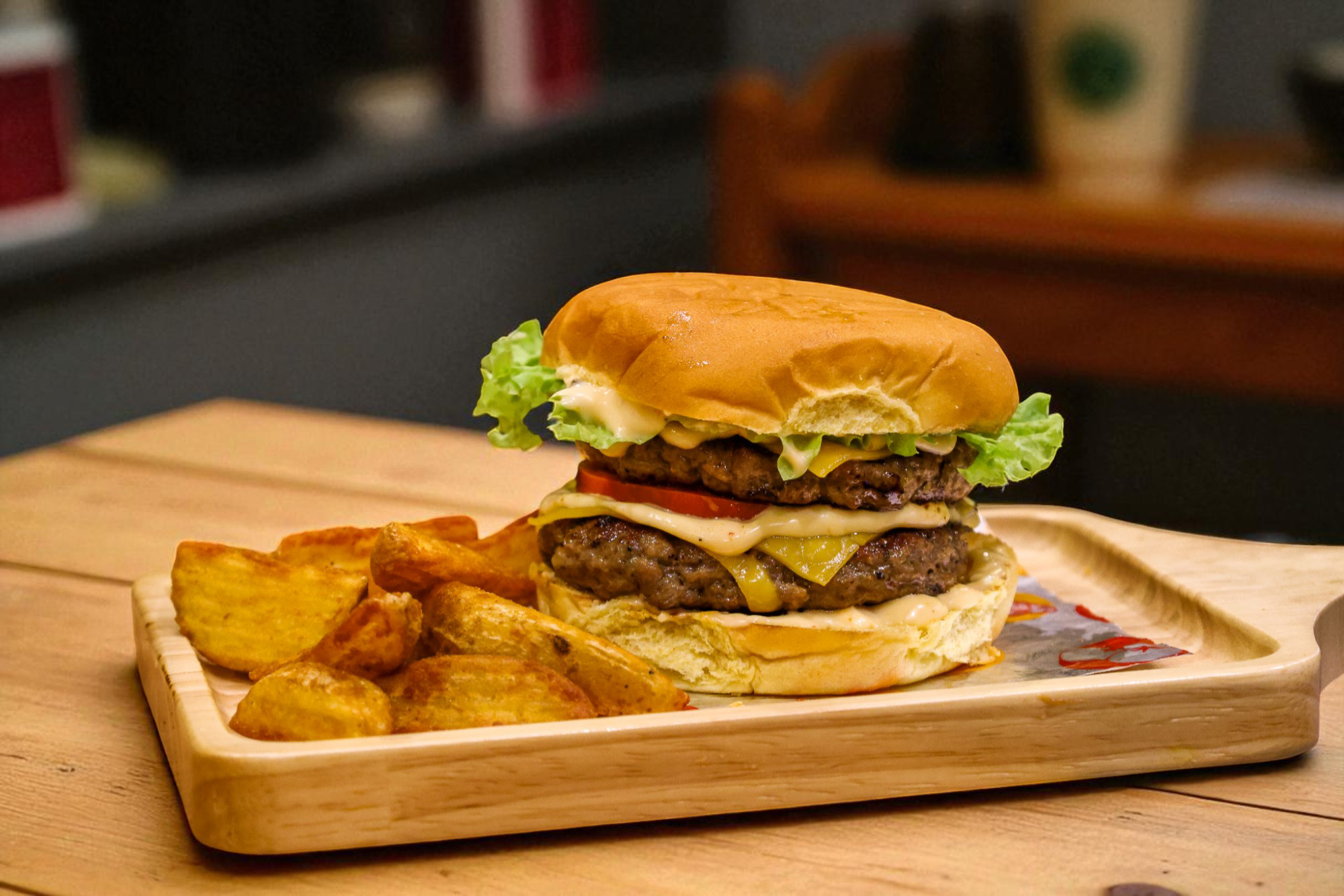 Zakis Burger crispy chicken burger at Khafayef Cafeteria Al Yasmeen Ajman | برجر زاكيز خفايف عجمان
